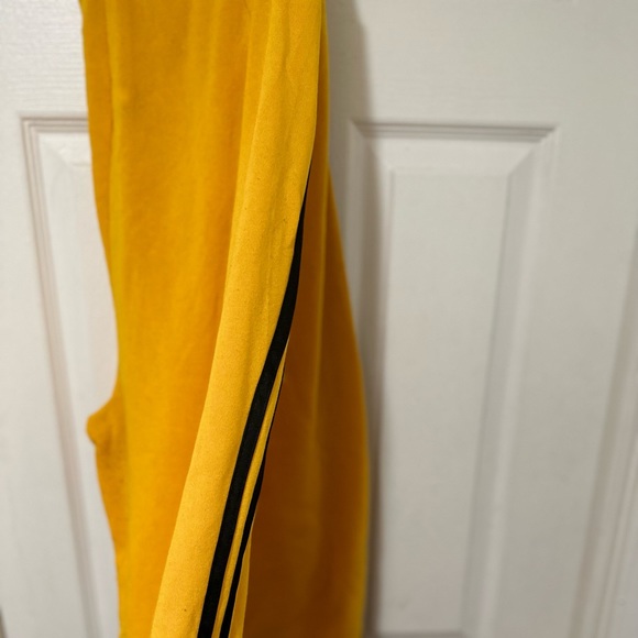 This is a matching yellow and black hoodie and sweat set, the size is 3x! - Picture 2 of 6